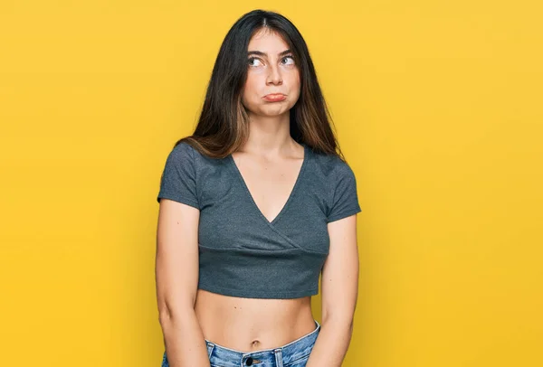 Ung Vacker Tonåring Flicka Bär Casual Gröda Topp Skjorta Deprimerad — Stockfoto