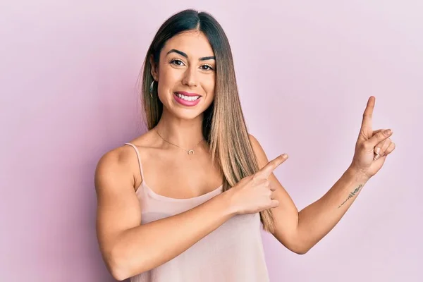 Mujer Hispana Joven Vistiendo Una Camiseta Casual Sin Mangas Sonriendo — Foto de Stock