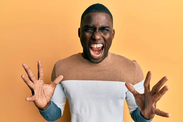 Молодий Афроамериканець Одягнений Повсякденний Одяг Божевільний Божевільний Кричить Кричить Агресивним — стокове фото