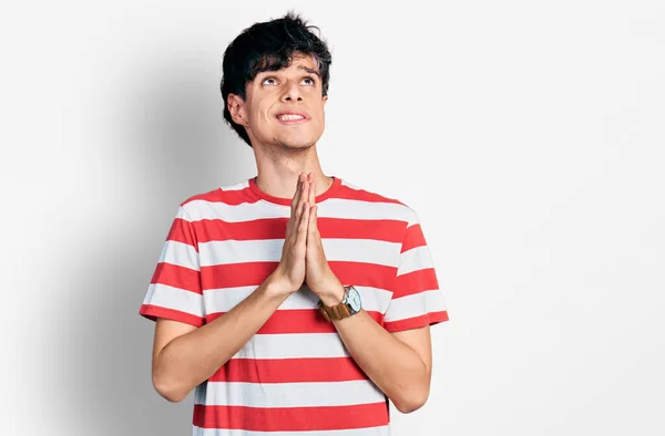 Hombre Joven Hipster Guapo Con Camiseta Rayas Casuales Mendigando Rezando — Foto de Stock