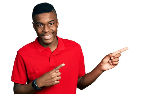 Jovem Afro Americano Vestindo Camiseta Vermelha Casual Sorrindo Olhando Para — Fotografia de Stock