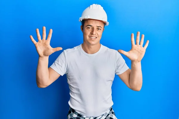 Bonito Jovem Vestindo Uniforme Construtor Hardhat Mostrando Apontando Para Cima — Fotografia de Stock