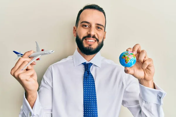 Jongeman Met Baard Met Speelgoedvliegtuig Wereldbal Glimlachend Met Een Vrolijke — Stockfoto