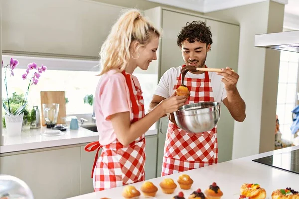 Jong Paar Glimlachen Gelukkig Koken Snoep Keuken — Stockfoto