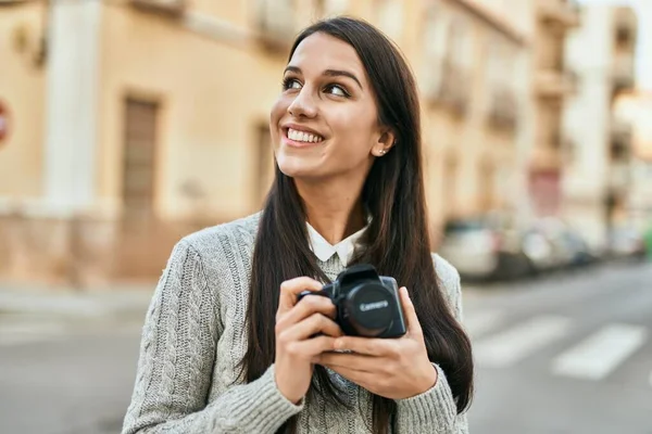 Wanita Muda Hispanik Tersenyum Bahagia Menggunakan Kamera Kota — Stok Foto