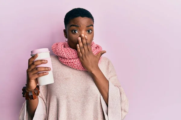Mladá Afroameričanka Zimním Šátku Pití Horké Vzít Kávu Zakrývající Ústa — Stock fotografie