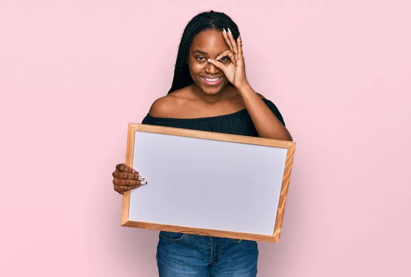 Joven Mujer Afroamericana Sosteniendo Pizarra Blanca Vacía Sonriendo Feliz Haciendo —  Fotos de Stock