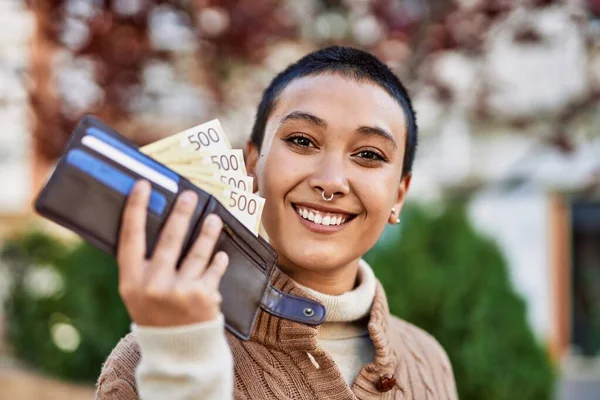 Schöne Hispanische Frau Mit Kurzen Haaren Lächelt Glücklich Freien Und — Stockfoto