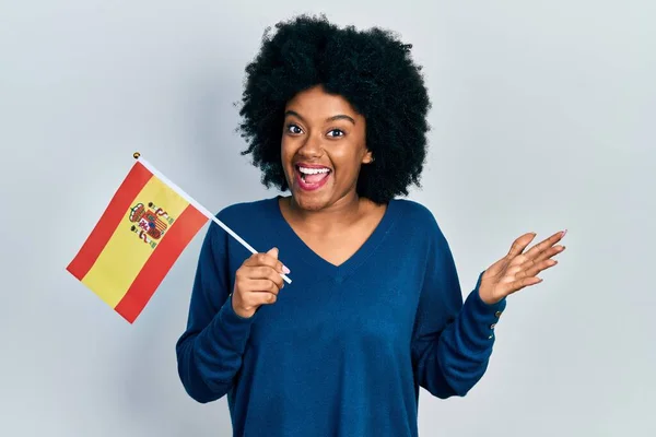 年轻的非洲裔美国女人举着西班牙国旗 笑容满面 高举双手庆祝胜利 — 图库照片