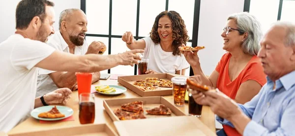 Grupo Personas Mediana Edad Sonriendo Felices Comiendo Pizza Italiana Sentados —  Fotos de Stock