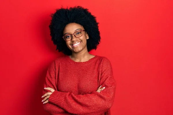 Młoda Afroamerykanka Luźnych Ciuchach Okularach Uśmiechnięta Skrzyżowanymi Ramionami Patrząca Kamerę — Zdjęcie stockowe
