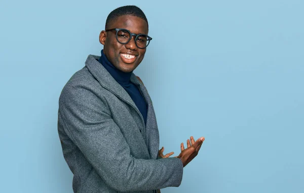 Kıyafetleri Gözlük Takmış Genç Afrikalı Amerikalı Adam Gülümseyerek Içeri Girmeye — Stok fotoğraf