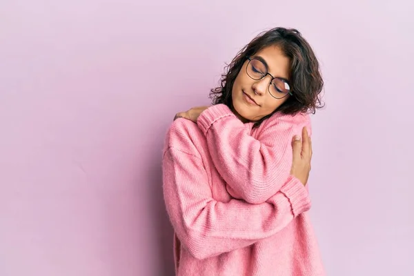 Jonge Spaanse Vrouw Casual Kleding Een Bril Knuffelend Zichzelf Gelukkig — Stockfoto