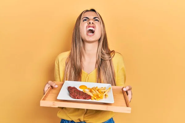 Beautiful Hispanic Woman Holding Tray Meat Loaf Fried Egg Angry — Stock Photo, Image