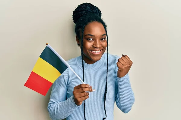 Mulher Afro Americana Com Cabelo Trançado Segurando Bandeira Bélgica Gritando — Fotografia de Stock