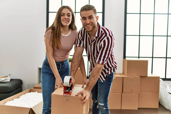 Junges Hispanisches Paar Lächelt Glücklich Beim Packen Von Pappkartons Neuen — Stockfoto