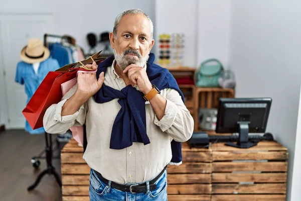 Ein Gutaussehender Älterer Herr Mit Einkaufstaschen Der Hand Blickt Selbstbewusst — Stockfoto