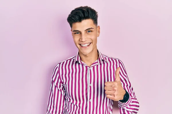 Joven Hombre Hispano Usando Ropa Casual Haciendo Gesto Feliz Con —  Fotos de Stock