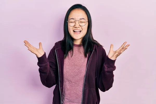 Jong Chinees Meisje Draagt Casual Kleren Glazen Vieren Gek Gek — Stockfoto