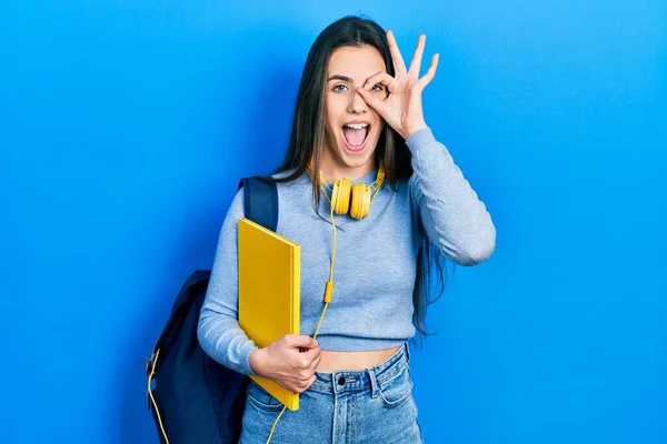 Junge Brünette Teenager Tragen Studentenrucksack Und Kopfhörer Lächelnd Glücklich Dabei — Stockfoto