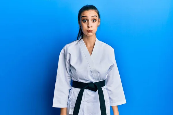 Schöne Brünette Junge Frau Karate Kämpfer Uniform Mit Schwarzem Gürtel — Stockfoto