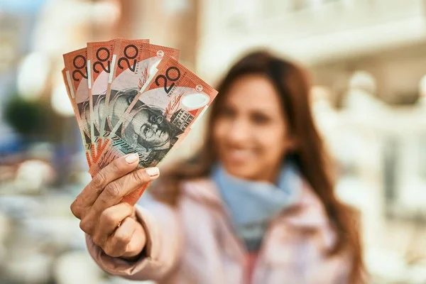 Ung Latinamerikansk Kvinna Ler Glad Håller Australiensiska Dollar Stan — Stockfoto
