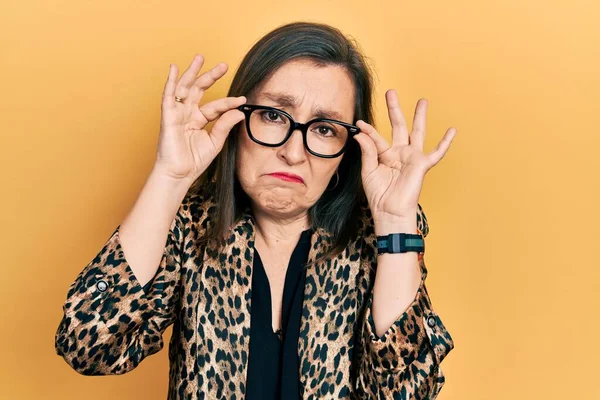 Mujer Hispana Mediana Edad Vistiendo Ropa Negocios Sosteniendo Gafas Deprimidas — Foto de Stock