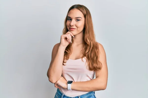 Mujer Rubia Joven Con Estilo Casual Con Camisa Sin Mangas —  Fotos de Stock