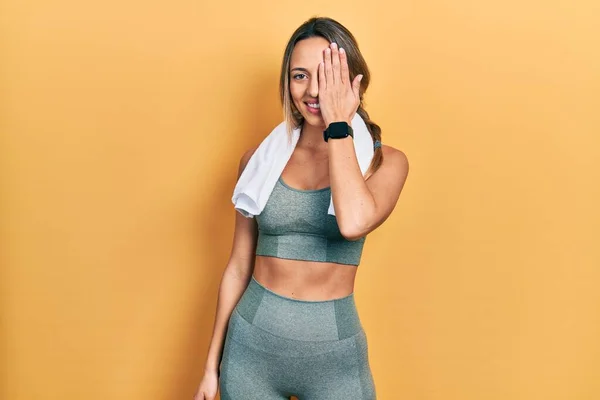 Vacker Latinamerikansk Kvinna Bär Sportkläder Och Handduk Täcker Ena Ögat — Stockfoto