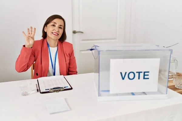 Vacker Medelålders Latinamerikansk Kvinna Vid Politiska Val Sitter Med Valsedel — Stockfoto