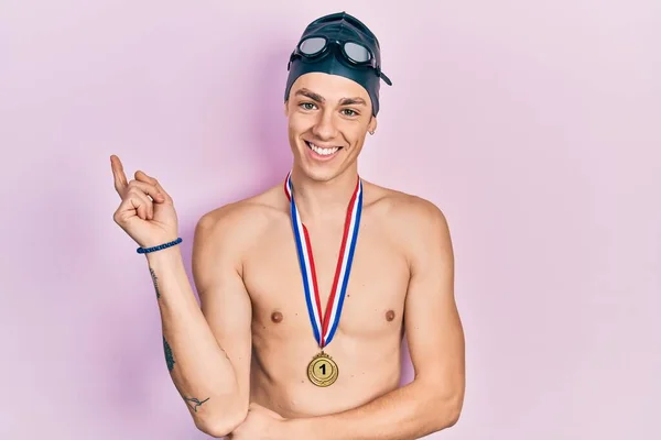 Young Hispanic Man Wearing Swimmer Glasses Gold Medal Smiling Happy — Stock Photo, Image