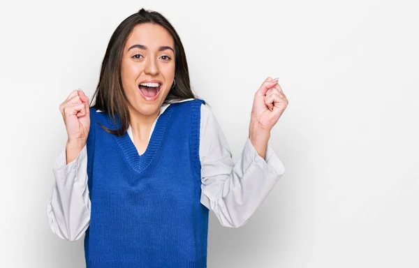 Menina Hispânica Jovem Vestindo Roupas Casuais Comemorando Surpreso Surpreso Com — Fotografia de Stock