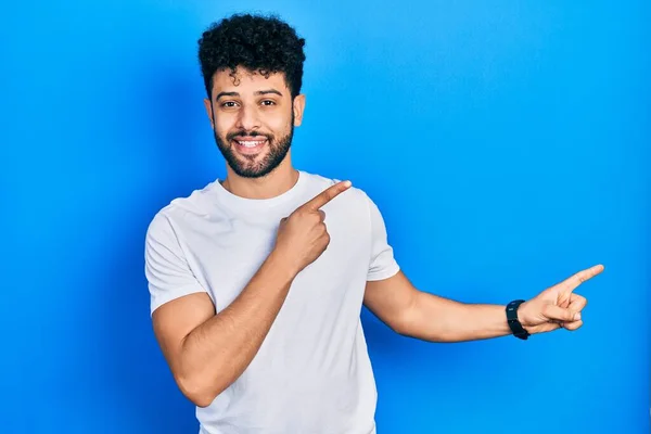 Jonge Arabische Man Met Baard Casual Wit Shirt Glimlachend Kijkend — Stockfoto