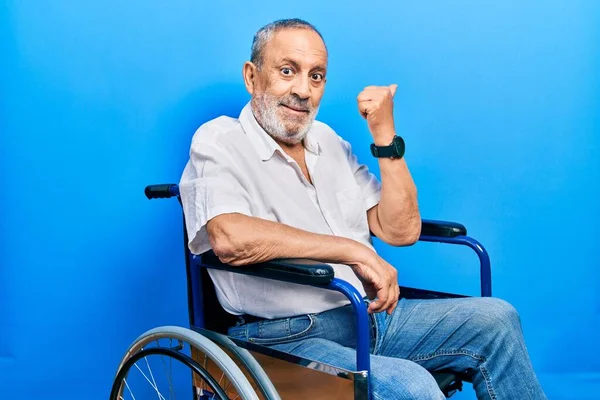 Hübscher Älterer Mann Mit Bart Sitzt Rollstuhl Und Lächelt Mit — Stockfoto