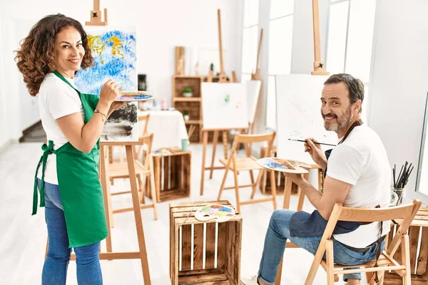 Dois Estudante Meia Idade Sorrindo Pintura Feliz Estúdio Arte — Fotografia de Stock