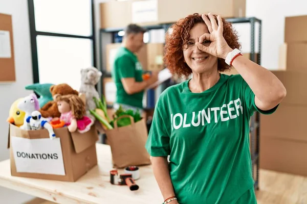 Bağışta Gönüllü Tişört Giyen Orta Yaşlı Bir Kadın Gülümseyen Elleriyle — Stok fotoğraf