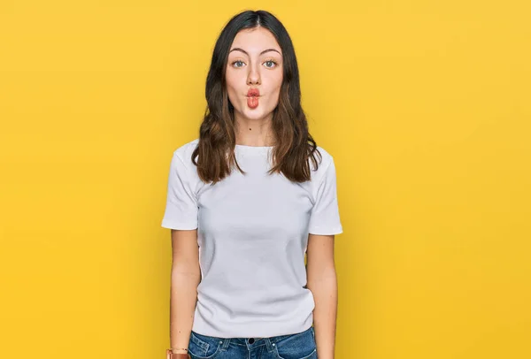 Fiatal Gyönyörű Alkalmi Fehér Pólót Visel Halfejet Vágva Ajkakkal Őrült — Stock Fotó