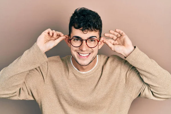 Νεαρός Ισπανός Που Φοράει Καθημερινά Ρούχα Και Γυαλιά Χαμογελώντας Τραβώντας — Φωτογραφία Αρχείου