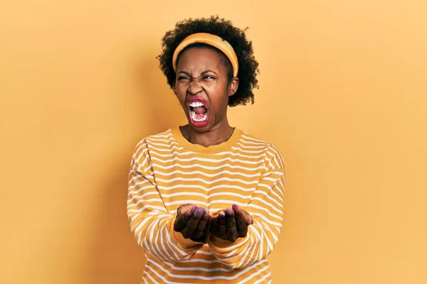 Jovem Mulher Afro Americana Mãos Dadas Dando Conceito Irritado Louco — Fotografia de Stock