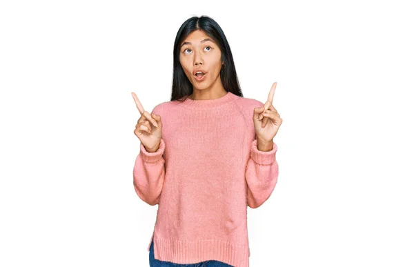 Hermosa Mujer Asiática Joven Usando Suéter Invierno Casual Sorprendido Sorprendido —  Fotos de Stock