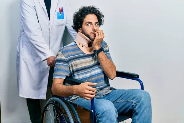 Bonito Homem Hispânico Sentado Cadeira Rodas Usando Colar Pescoço Olhando — Fotografia de Stock