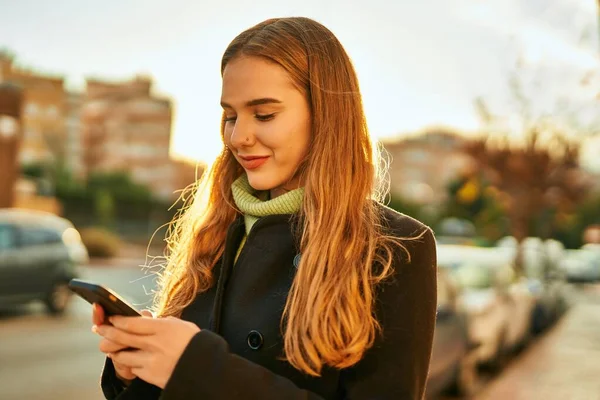 Mladá Blondýnka Dívka Úsměvem Šťastný Pomocí Smartphone Městě — Stock fotografie