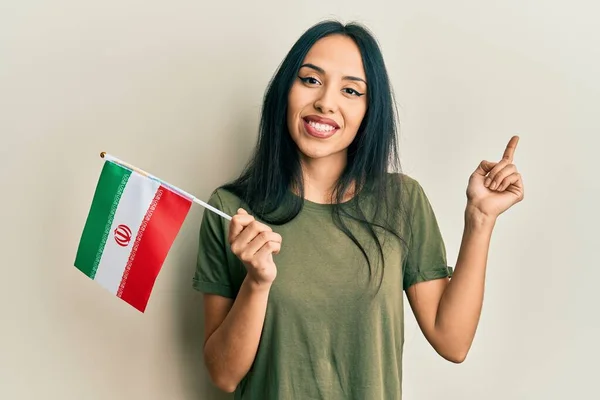 Jovem Hispânica Segurando Bandeira Irã Sorrindo Feliz Apontando Com Mão — Fotografia de Stock