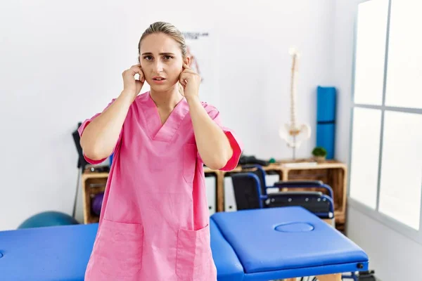 Giovane Donna Bionda Che Lavora Alla Clinica Recupero Del Dolore — Foto Stock