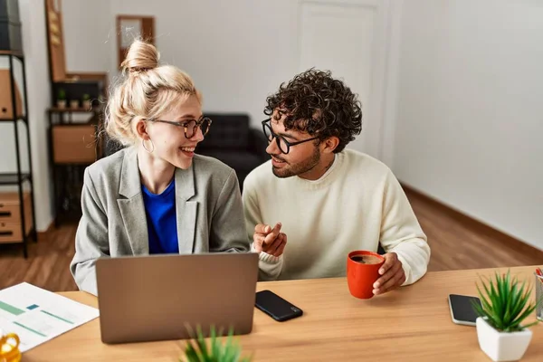 Due Imprenditori Ispanici Sorridenti Felici Che Lavorano Ufficio — Foto Stock