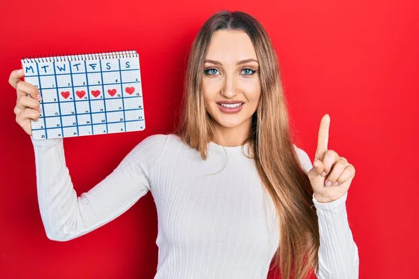 Jong Blond Meisje Houden Hart Kalender Glimlachen Met Een Idee — Stockfoto