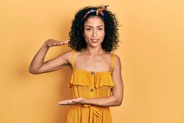 Young Latin Girl Wearing Summer Dress Gesturing Hands Showing Big — Stock Photo, Image