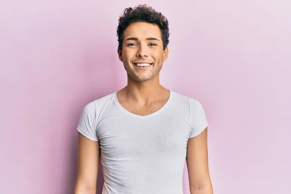 Homem Bonito Jovem Vestindo Camisa Branca Casual Com Sorriso Feliz — Fotografia de Stock