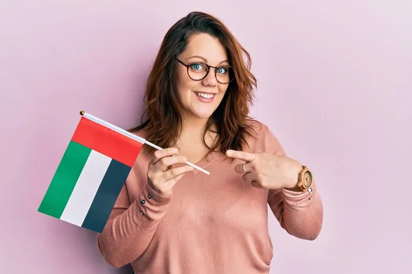 Jovem Caucasiana Segurando Árabe Unido Emirates Bandeira Sorrindo Feliz Apontando — Fotografia de Stock