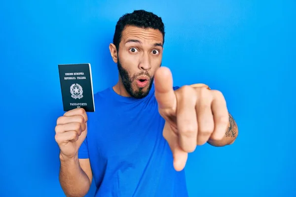 Hispanischer Mann Mit Bart Mit Italienischem Pass Der Mit Dem — Stockfoto